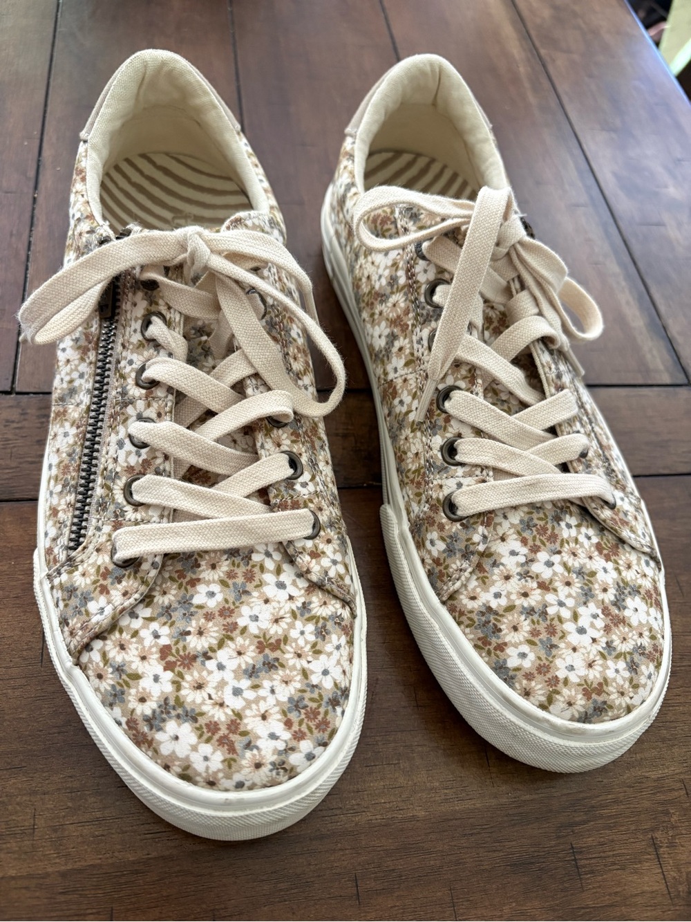 Taos Women’s Floral sneakers comfort canvas size 9.5 EUC